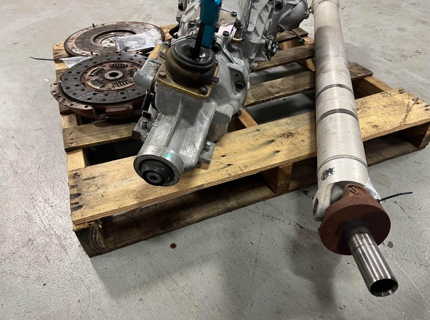 2004 ford mustang svt cobra engine complete pan to blower, complete tremec t56 6 speed transmission, gas tank assembly 2004 ford mustang svt cobra engine complete pan to blower, complete tremec t56 6 speed transmission, gas tank assembly
